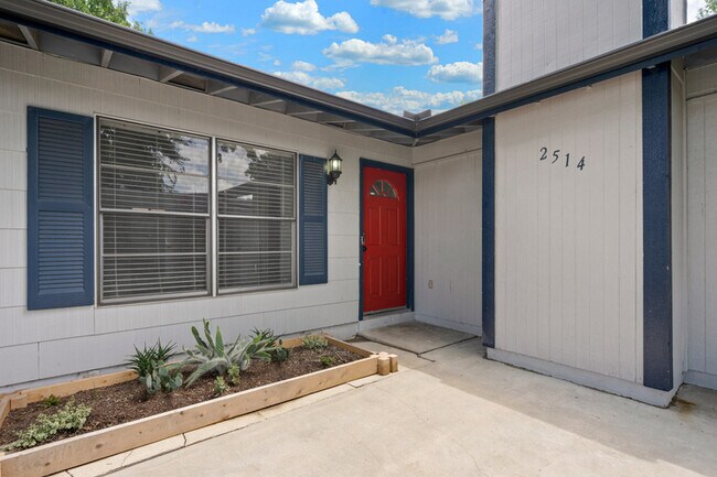 Building Photo - 2514 Woodbury Dr