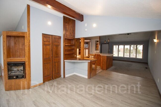 Building Photo - Spacious and Unique 2BD Ranch Home in Nort...
