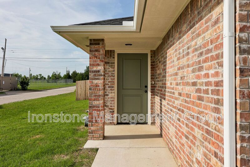 Primary Photo - 200 NW 122nd St