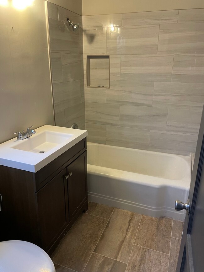 Foto del edificio - 5140 Newcastle Ave