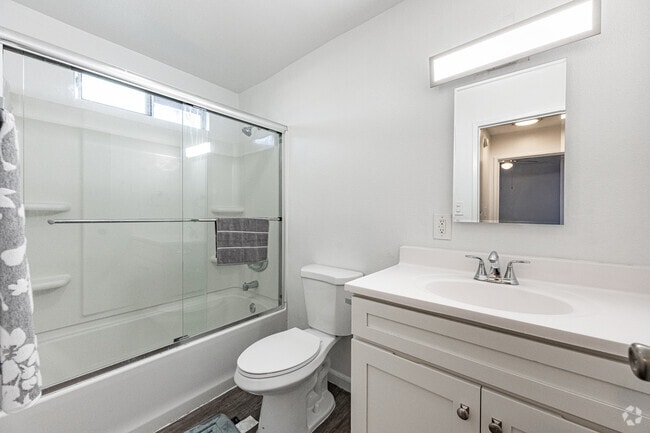 1BR, 1BA - 735SF - Bathroom - Palm Gate Apartments