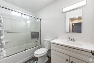 1BR, 1BA - 735SF - Bathroom - Palm Gate Apartments