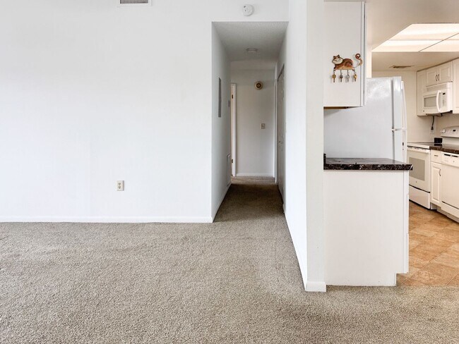 Foto del edificio - Tamarind - Renovated 2 Bedroom 2 Bath Condominium