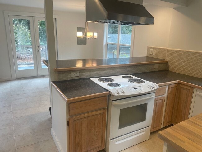 Foto del edificio - Nicely Maintained Clinton Home with Upgrades and Fenced Yard!