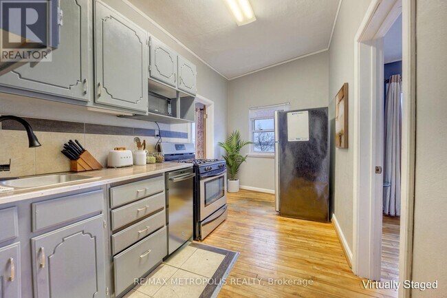 Photo du bâtiment - 1548 St Clair Pkwy