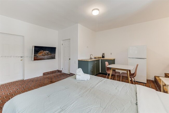 Foto del edificio - 571 NE 64th St