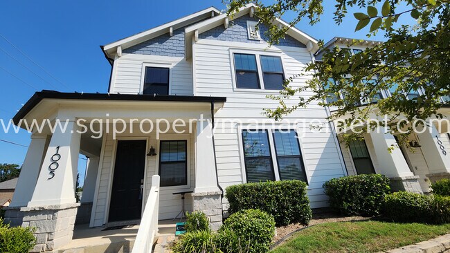 Building Photo - 1005 Thomas Pl