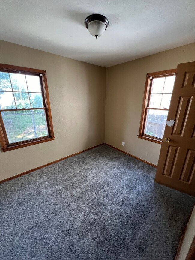 Building Photo - Cute 2 Bedroom with Backyard Located in No...