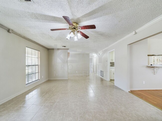 Foto del edificio - 4 bed / 2 bath Nestled in the vibrant hear...