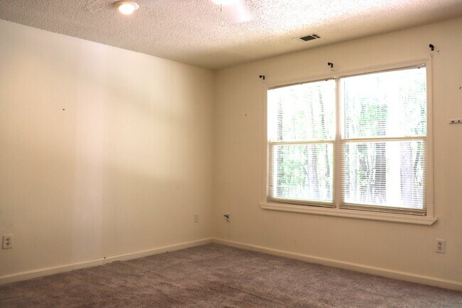 Building Photo - Charming 2 Bed, 1.5 Bath Multiplex in Saut...