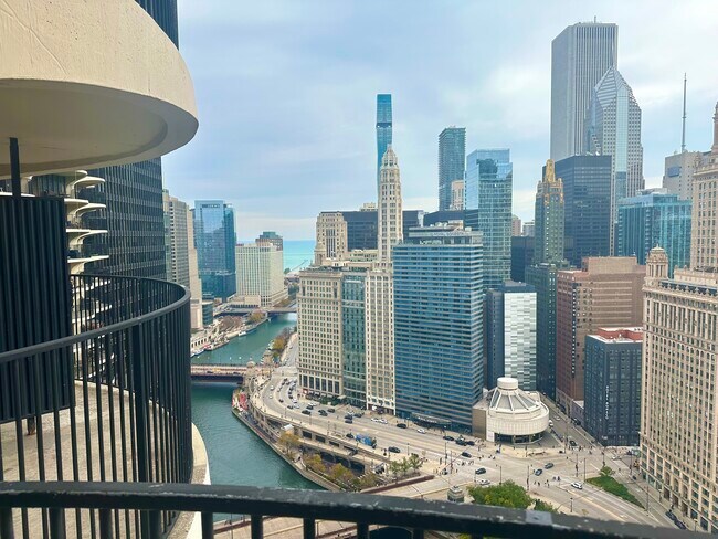 Foto del edificio - 300 N State St