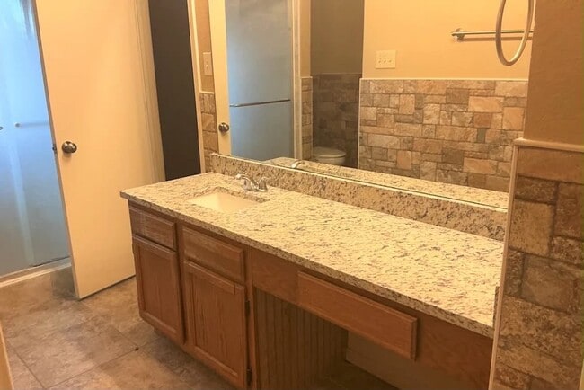 Foto del edificio - 4969 Briar Oaks Ln