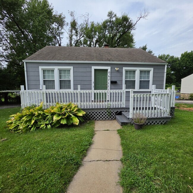 Foto del edificio - Cozy 3 bedrooms and 1 bath home located on Brooklane St in Raytown, MO.