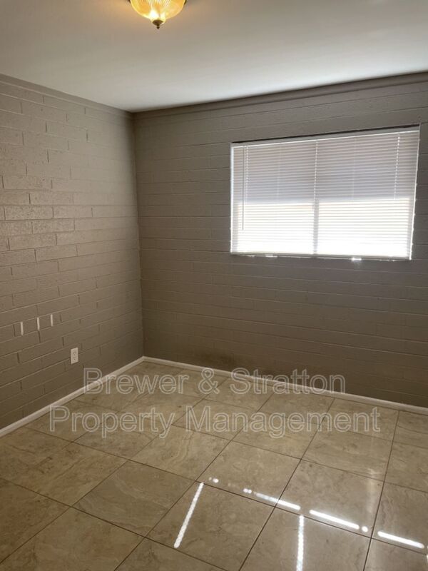 Building Photo - 2028 N 26th Pl