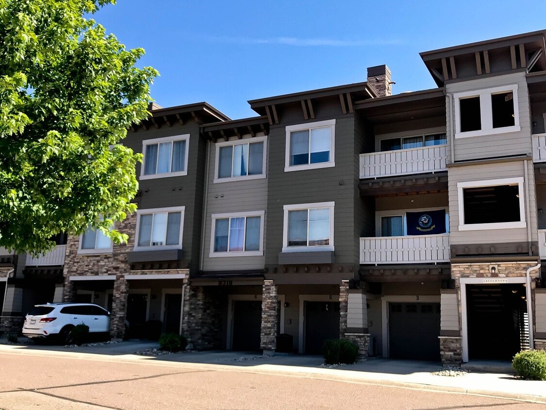Excellent condo with upgrades galore! - Excellent condo with upgrades galore!