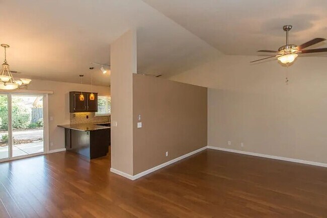 Foto del edificio - BEAUTIFUL 4 BED 2 BATH HOME IN REDDING - A...