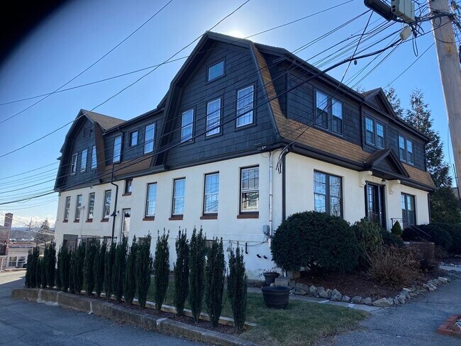 Building Photo - 11 Beacon Ave