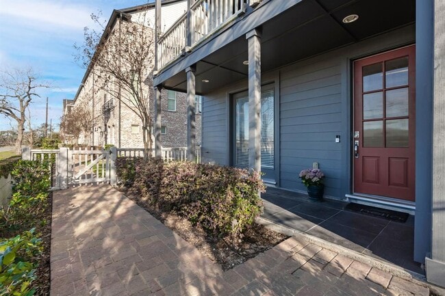 Building Photo - 8636 Emnora Ln