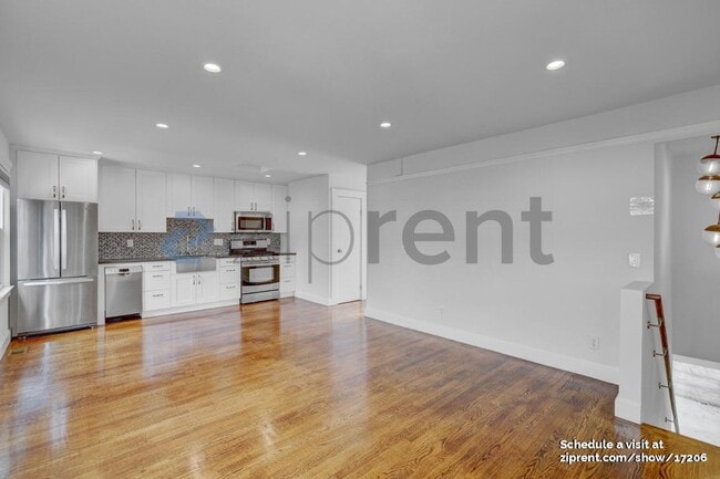 Building Photo - 537 Moultrie St