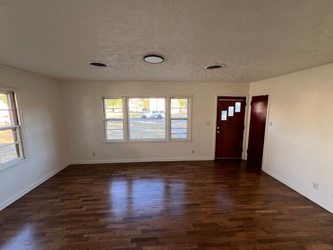 Building Photo - Remodeled Like New 2 Bedroom 1 Bath Pet Friendly