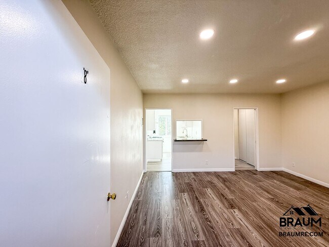 Foto del edificio - 15546 Vanowen St