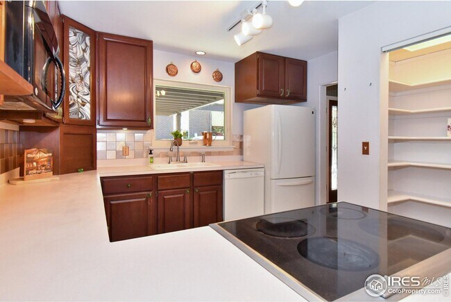 Building Photo - 3/bed 3.5/bath available NOW!