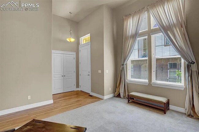 Foto del edificio - Beautiful 2 bedroom townhouse near Pine Cr...