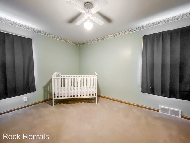 Building Photo - 3 br, 1 bath House - 1016 E 12th