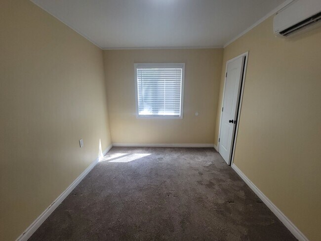 Foto del edificio - Spacious 3-Bed, 2-Bath Home with Fenced Ya...
