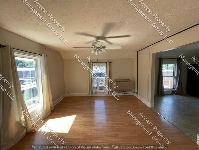 Foto del edificio - NE Side One Bedroom Large Upper Unit