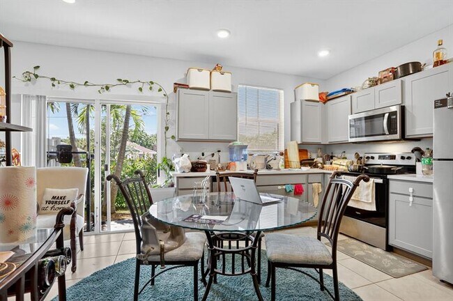 Foto del edificio - 376 NW 8th Ct