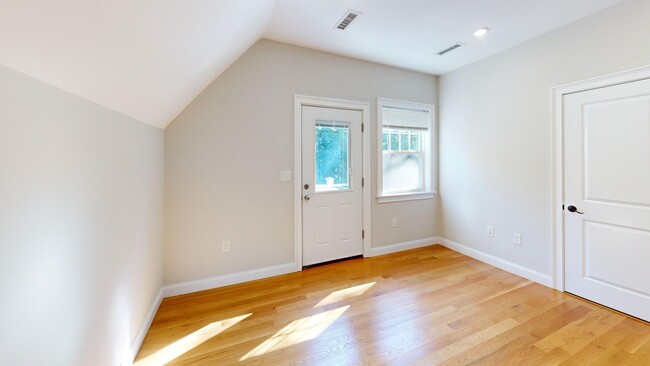 Foto del edificio - HOT ALLSTON LISTING!!!!