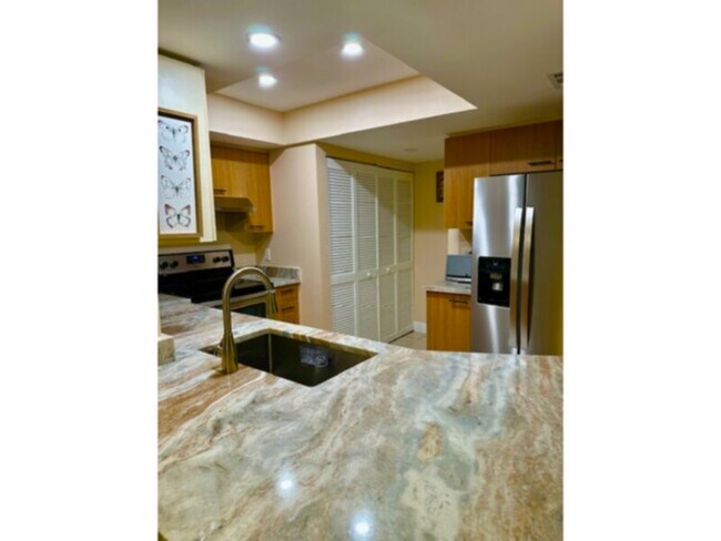Foto del edificio - Annual RENTAL!! 2 Bedroom 1 Bath with Water &amp; cable Included.