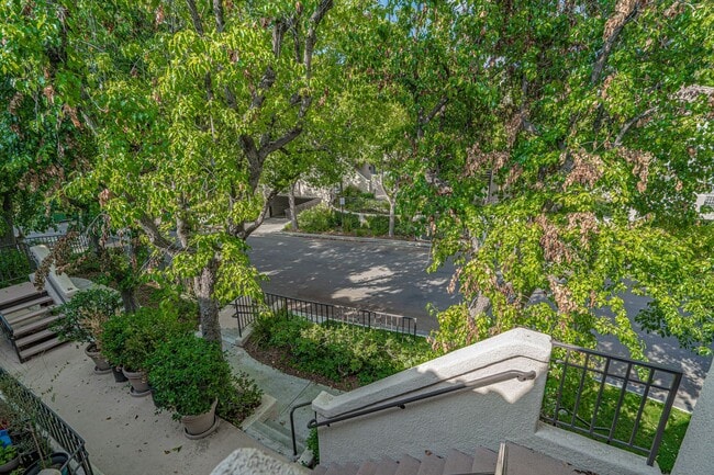 Building Photo - COMING SOON! 2 Bedroom Condo in Valencia!