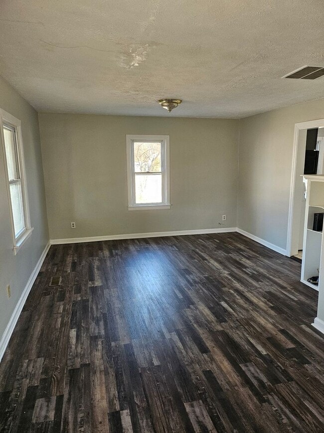Building Photo - EHA Approved 3 Bed 2-bathroom home