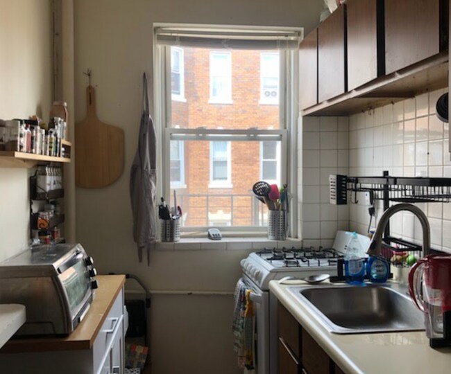Building Photo - 229 Kelton St