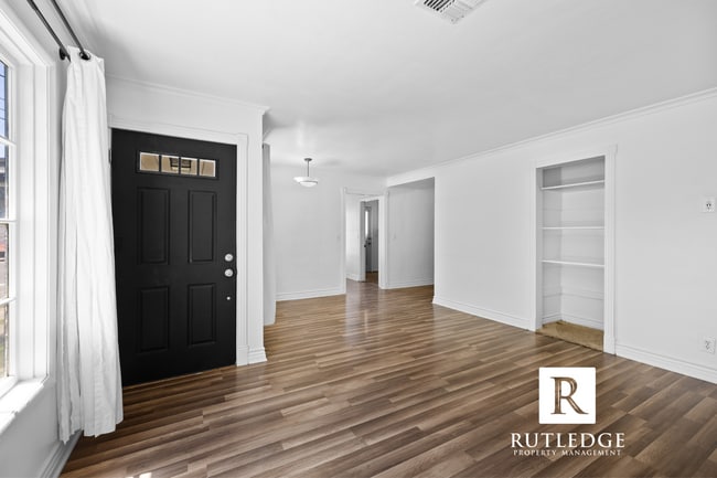 Building Photo - Central Medford Cutie