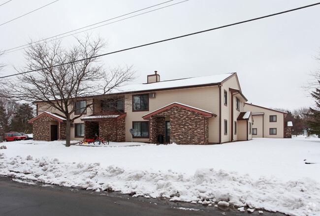 Building Photo - Menomonie Tri-City Country