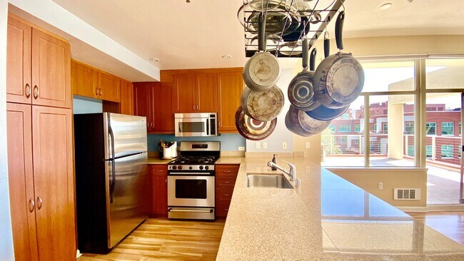 Building Photo - Bright 2 bedroom with open floor plan and spacious terrace!