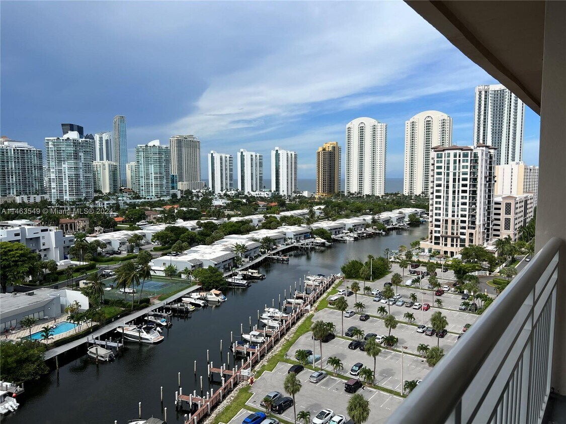 Foto principal - 400 Kings Point Dr