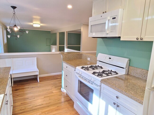 Foto del edificio - Charming 3Bd/2Ba Kirkland Home with Huge Yard!