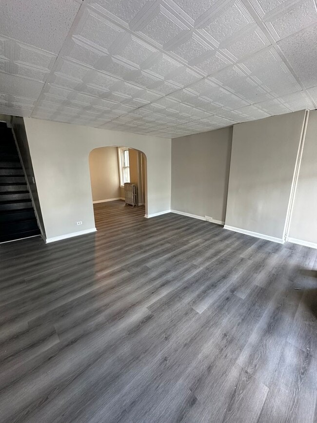 Foto del edificio - Fully renovated 3 Bed, 1 bath row home