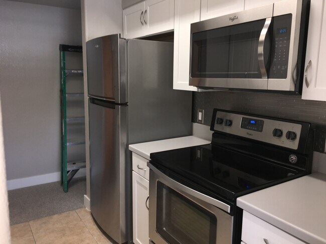 Building Photo - GREAT CONDO NEAR FREEWAY ACCESS!