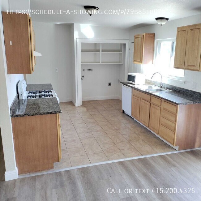 Building Photo - Newly Remodeled house with large yard!!