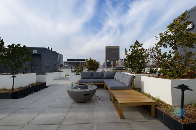 Rooftop Lounge - 738 Normandie