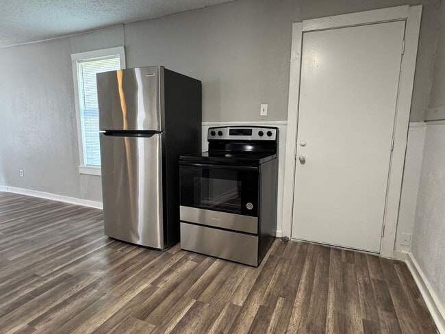 Building Photo - 1701 SW Jefferson Ave