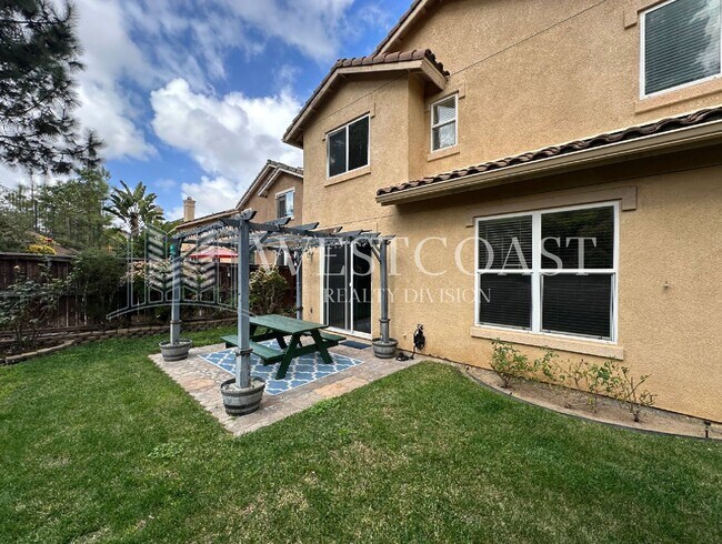 Building Photo - AVAILABLE NOW!!! 3 Bedroom 3 bath Private OASIS backyard in Vista, CA.