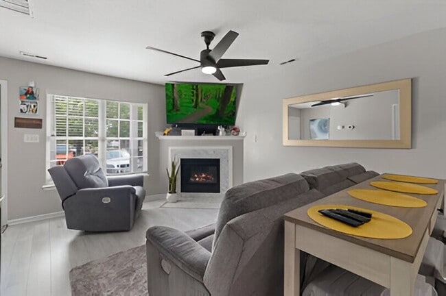Foto del edificio - Charming Townhome with Fenced Backyard