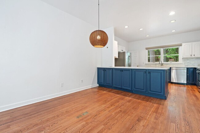 Foto del edificio - Bolin Creek 4 Bedroom House with Fabulous Forest Views Available May 1!