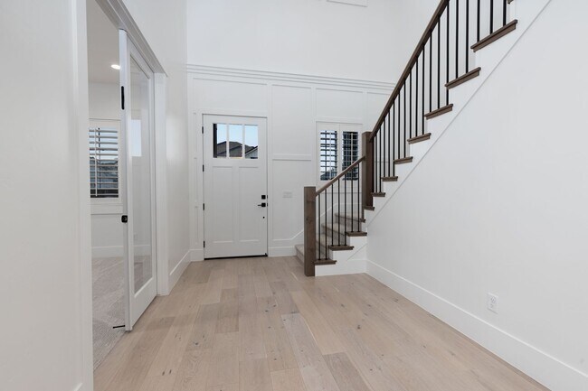 Building Photo - 6 bed / 4 bath / 3 car garage custom home in Pecan Valley